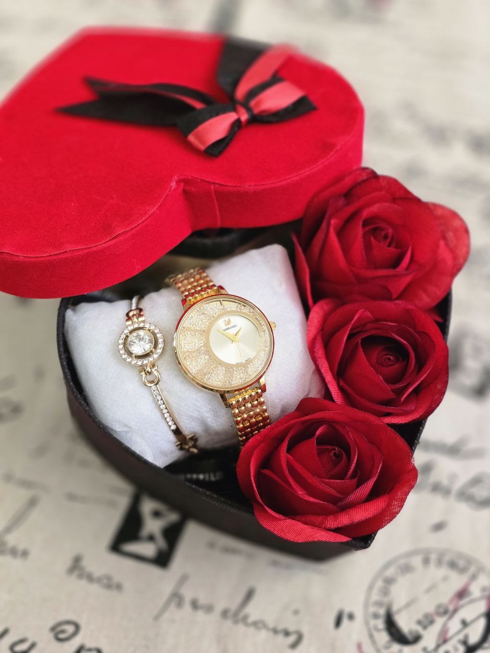 باکس هدیه زنانه شامل ساعت و دستبند  و باکس و گل