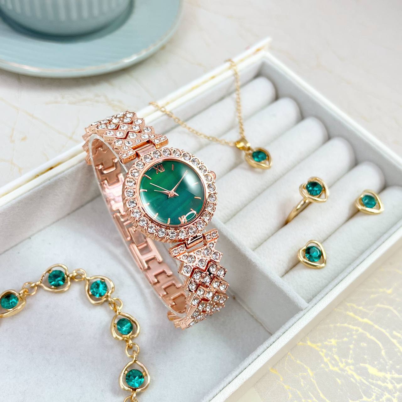 ساعت مچی زنانه صفحه سبز ➕ست هدیه: دستبند، گردنبند، انگشتر، گوشواره 💍 ✅  رنگبندی: طلایی، نقره‌ای، رزگلد کد محصول: 439
