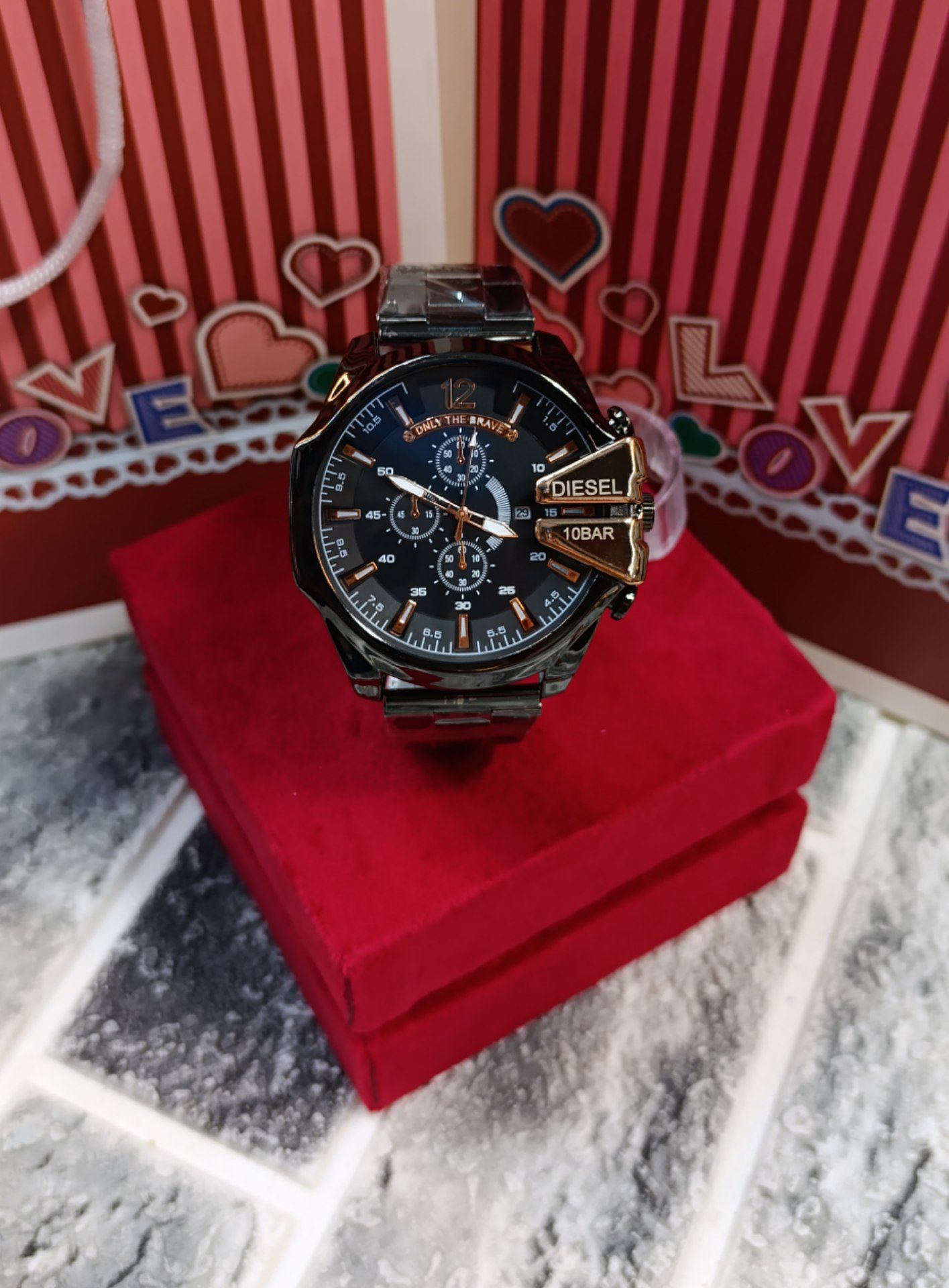 ساعت مچی مردانه ⌚️طرح دیزل شاخ دار ✅️کیفیت عالی بدنه استیل   ✅️کیفیت ابکاری عالی رنگ ثابت  ✅️تقویم دار ✅️باطری مقاوم  ✅️با اصلی مو نمیزنه