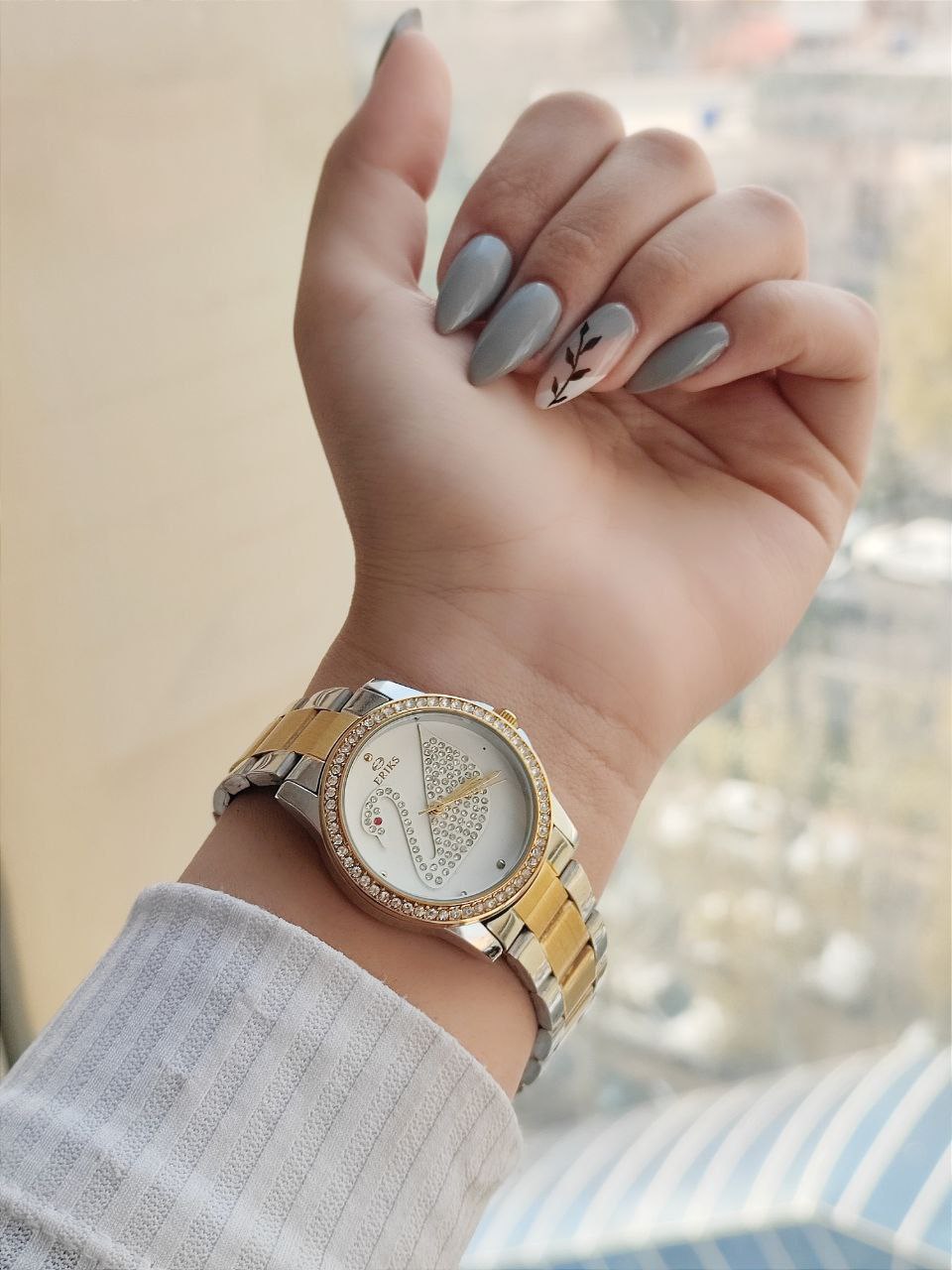 ساعت زنانه مارک 5806008096 دور قاب نگین  موتور با کیفیت  صفحه طرح دار  قاب و بند استیل  کیفیت بسیار خوب  همراه با جعبه شیک