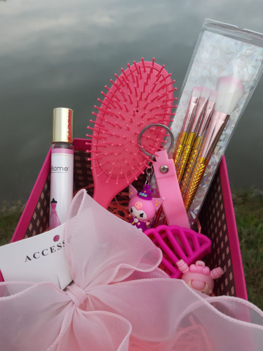پک هدیه دلبرانه برای عاشقان👩❤️💋👨 اقلام باکس: 🥰 برس 🥰کلیپس 🥰عطر 🥰جاسوییچی 🥰گلسر پاپیونی 🥰پک براش