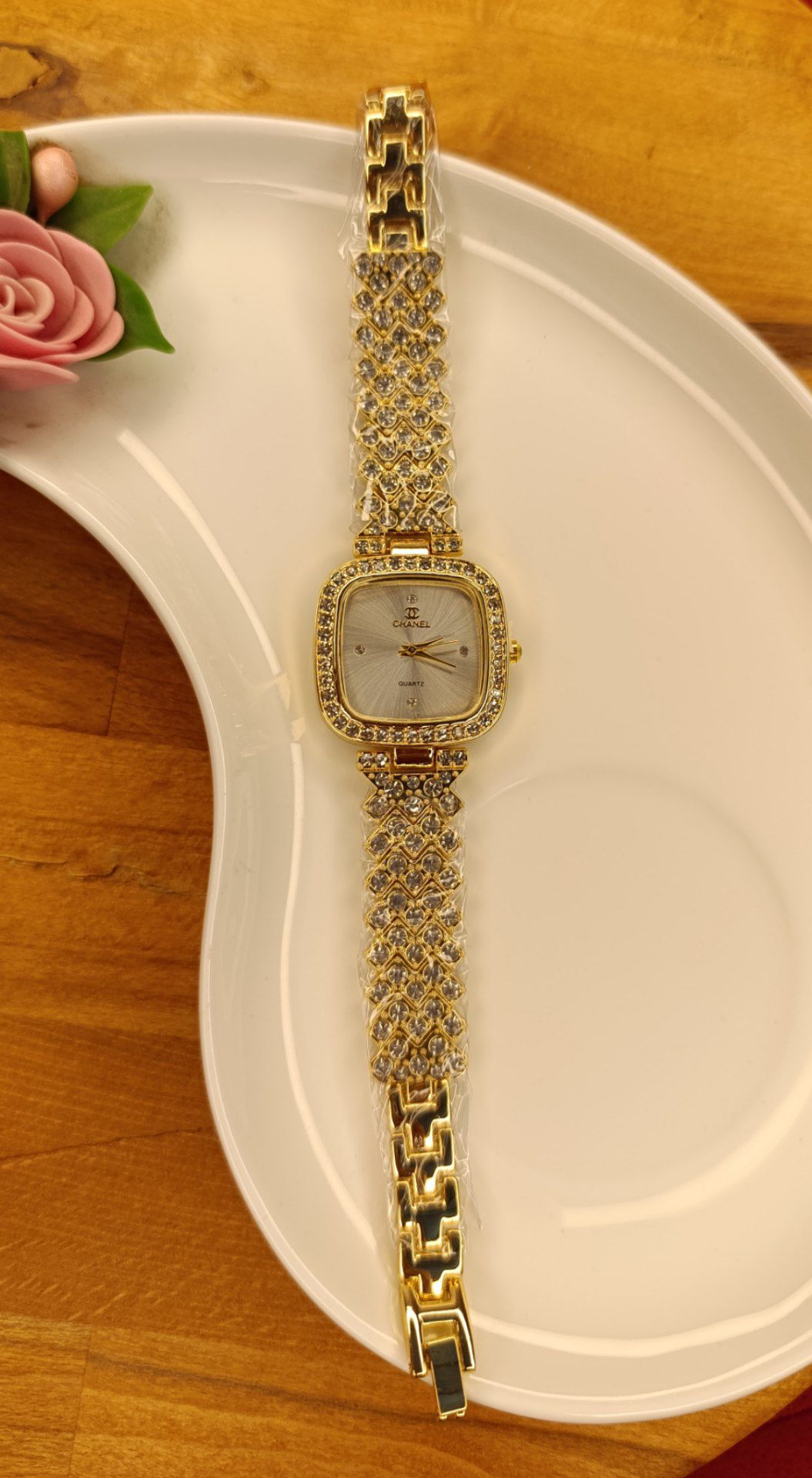 ساعت فول نگین ⌚️ ✅تک زنانه ✅️رنگ‌ طلایی و نقره‌ای