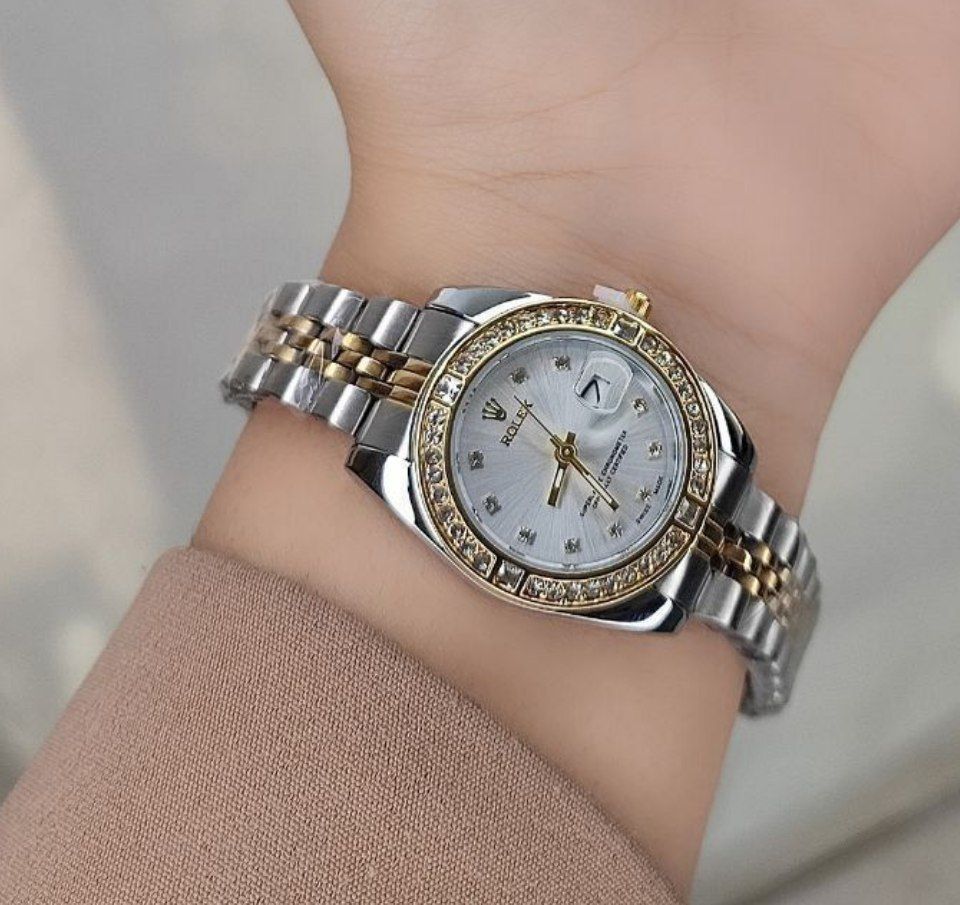 ساعت مچی زنانه Rolex رولکس dajust  دورنگین موتور  ضدآب3Atm  دارای روزشمار  مارک حک شده رولکس بر روی پیچ تنظیم  بند استیل رنگ ثابت شیشه (تلسکوپی) کریستال ضدخش