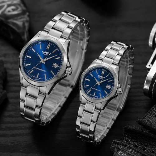 ست ساعت زنانه و مردانه ☑️CASIO ☆☆☆☆ ▪︎high quality👌 > ست زنونه مردونه پرطرفدار کاسیو<< قفل کلیپسی کیفیت سفارشی دارای روز شمار مقاوم دربرابر آب بند استیل موتور کوارتز
