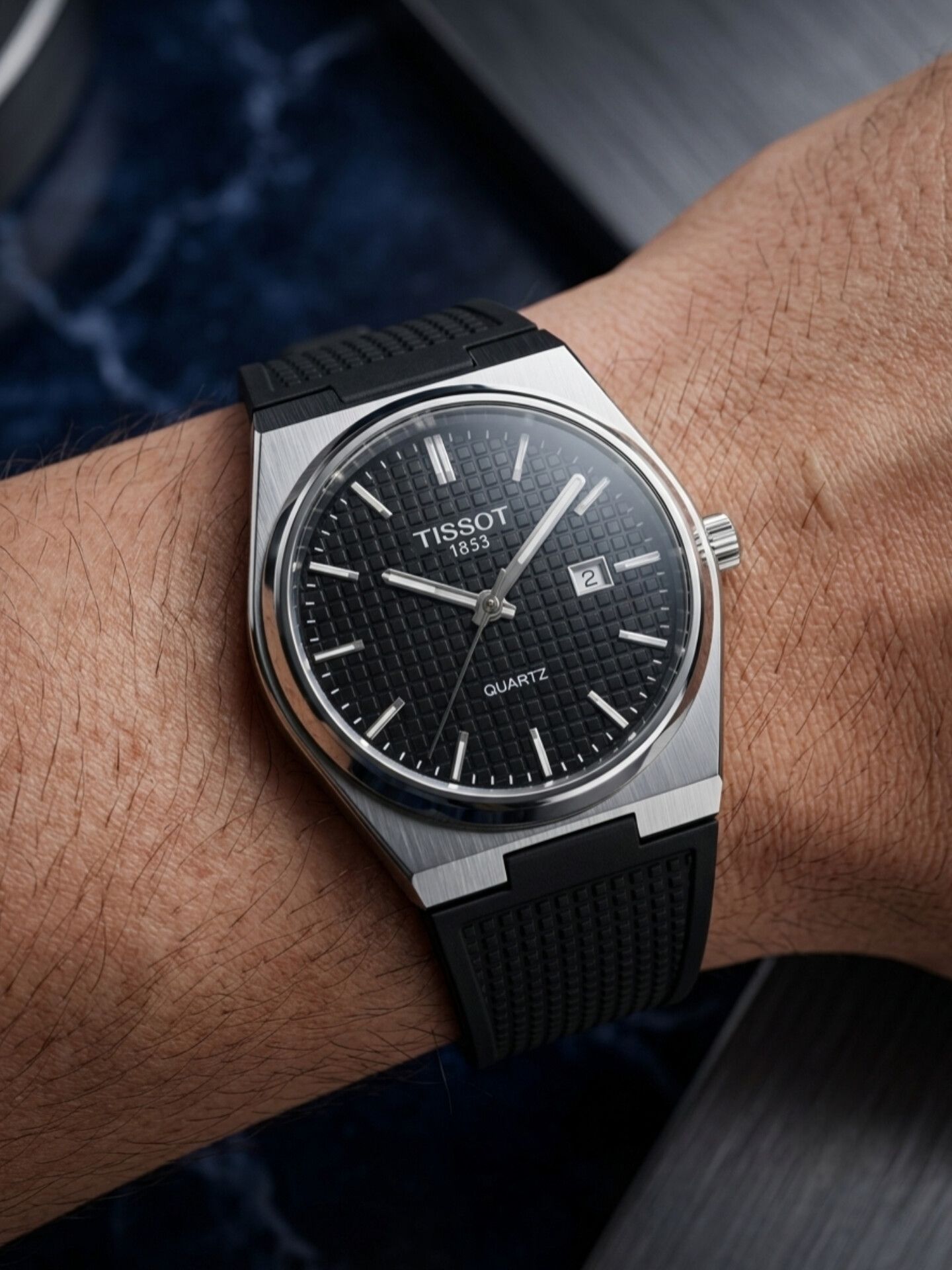 ساعت مچی مردانه کد 2896 مردانه برند تیسوت TISSOT باکیفیت  بند سیلیکونی  طراحی خاص و زیبا موتور کوارتز قفل سگگی  دارای روز شمار