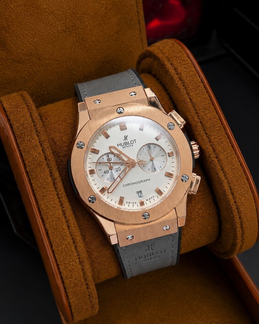 ساعت مچی مردانه برند هابلوت ☑️HUBLOT   ✨ خاص بودن اتفاقی نیست...  ⌚ هابلوت بند رابر طوسی ✨ قاب رزگلد با صفحه سفید خاص 💎 طراحی لوکس 🎁 مناسب استایل رسمی و روزمره  کرنوگراف  قفل کلیپسی هابلو  دارای روز شمار موتورکوارتز  بند رابر با روکش چرم