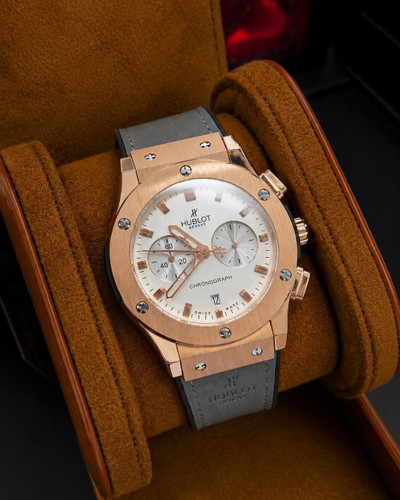 ساعت مچی مردانه برند هابلوت ☑️HUBLOT ✨ خاص بودن اتفاقی نیست... ⌚ هابلوت بند رابر طوسی ✨ قاب رزگلد با صفحه سفید خاص 💎 طراحی لوکس 🎁 مناسب استایل رسمی و روزمره کرنوگراف قفل کلیپسی هابلو دارای روز شمار موتورکوارتز بند رابر با روکش چرم