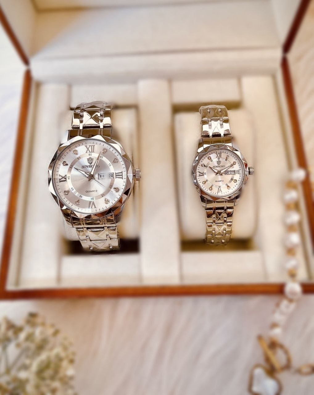 ست ساعت زنانه و مردانه بین باند ☑️BIN BOND   《highe quality》       🫆Original watch               ⌚️بین باند مدلی نو  ست  پرطرفدار  مقاوم دربرابر آب برندشرکتی اوریجینال   شب نما دارای روز شمار  ایام هفته  بند استیل فولاد شیشه الماسی  قفل دو پروانه  موتور کوارتز
