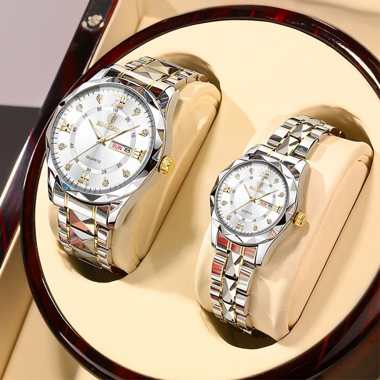 ست ساعت زنانه و مردانه ☑️BIN BOND   《highe quality》       🫆Original watch               ⌚️بین باند مدلی نو  ست  پرطرفدار  مقاوم دربرابر آب برندشرکتی اوریجینال  شب نما دارای روز شمار  ایام هفته  بند استیل فولاد شیشه الماسی  قفل دو پروانه