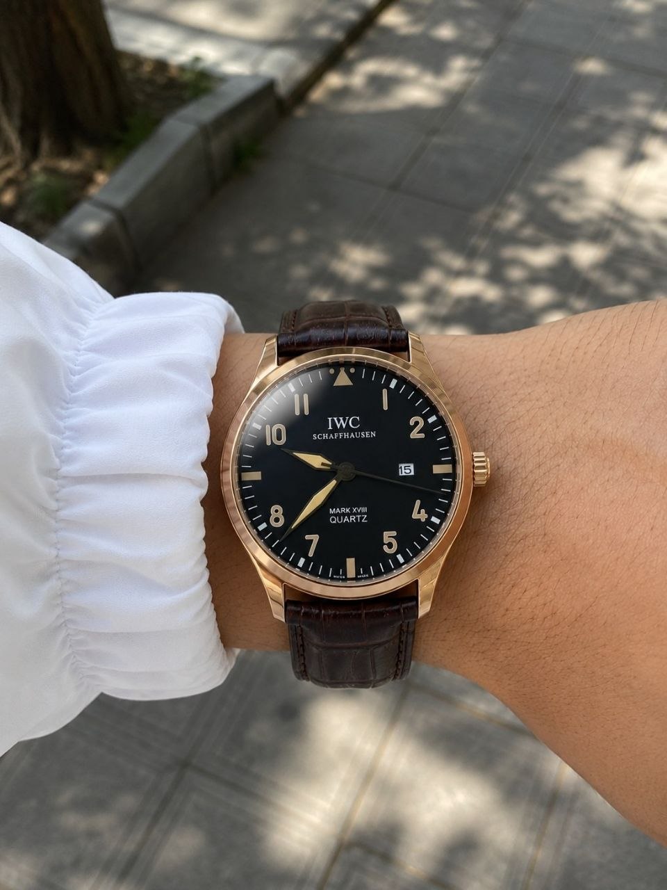 ساعت مچی مردانه ☑️IWC  MARK XVIII  ای دابلیو مناسب آقایان  موتور کوارتز قفل کمربندی  بندچرمی  قهوه ای  صفحه نمایش اعداد دارای روز شمار قاب رزگلد مناسب استایل