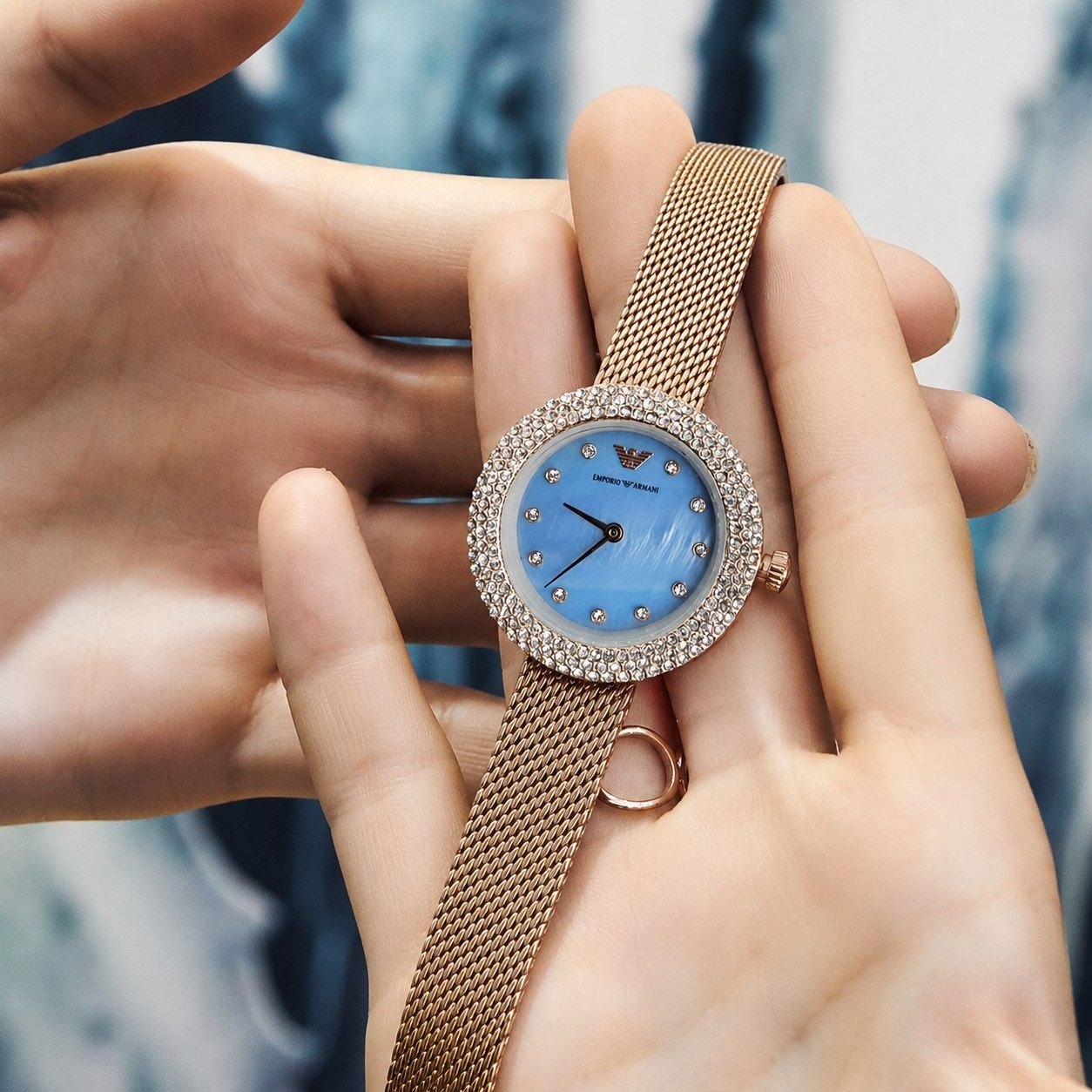 ساعت مچی زنانه ☑️EMPORIO ARMANI   ♤new collection♤   🛍highe quality                       ⌚️ ساعت زنانه امپوریو آرمانی  قاب نگین کاری درخشان  قفل ریلی  طراحی ظریف  صفحه صدفی بند استیل حصیری موتور کوارتز