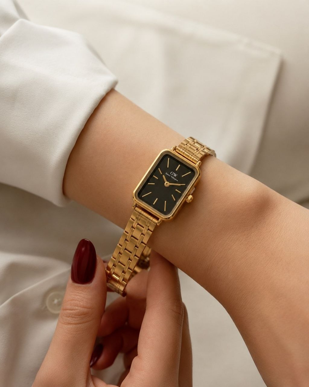 ساعت مچی زنانه ☑️Dw  《highe quality》                 ⌚️دنیل زنونه   بند استیل  داری شناسه  شیشه سافایر مقاوم در برابر آب رنگ ثابت  قفل استیل پروانه ای  موتور کوارتز