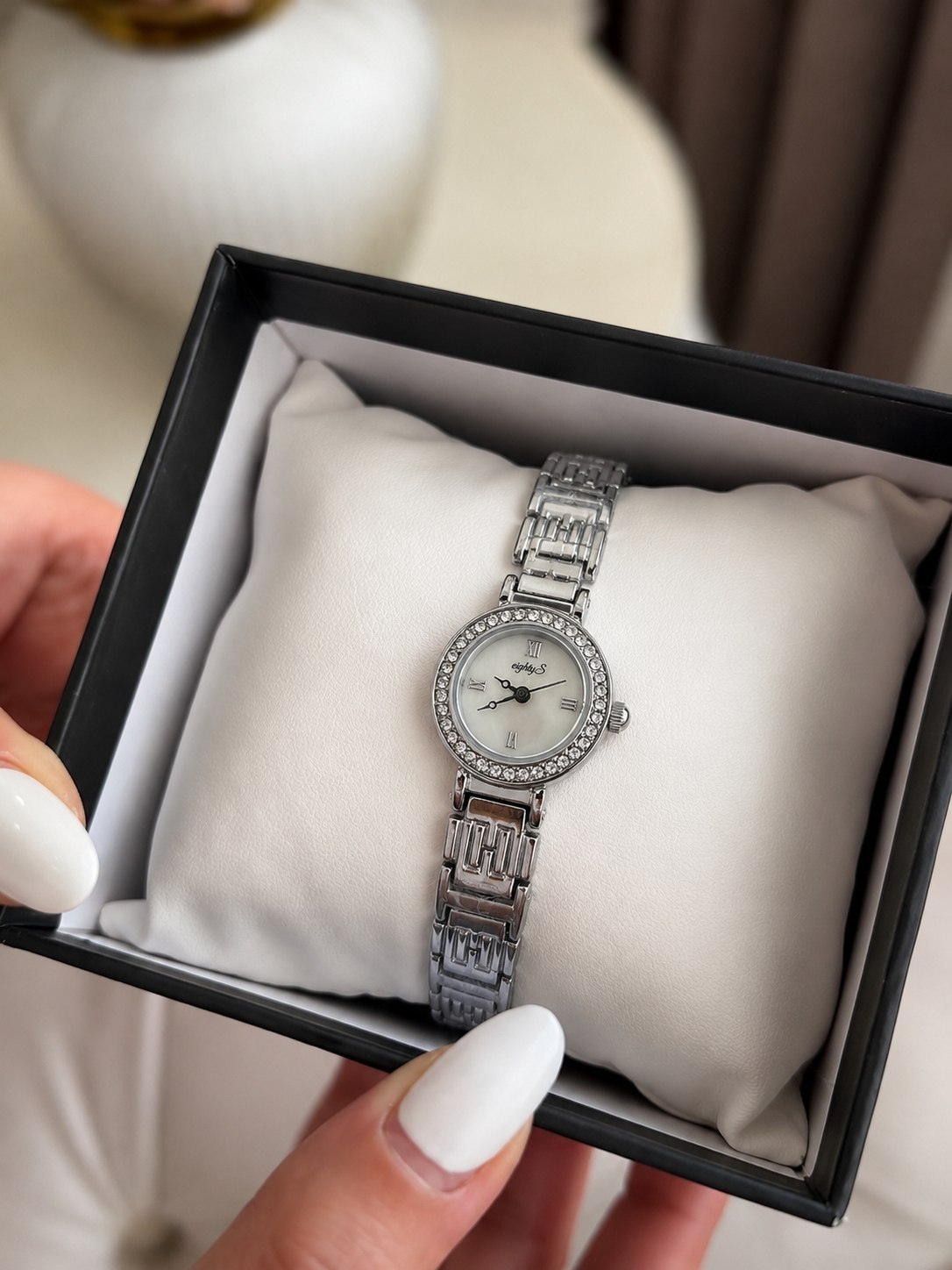 ساعت مچی زنانه ☑️ eightys  Original watch     💎 یه انتخاب شیک برای مشتری‌های سخت‌پسند! ♤خلق یک استایل بی رقیب   ⚡️طرح ده هشتاد میلادی  برند شرکتی  شیشه سافایر  قفل  دستبندی  موتورکوارتز  بند استیل رنگ ثابت  اوریجینال مقاوم دربرابر آب  ضد حساسیت
